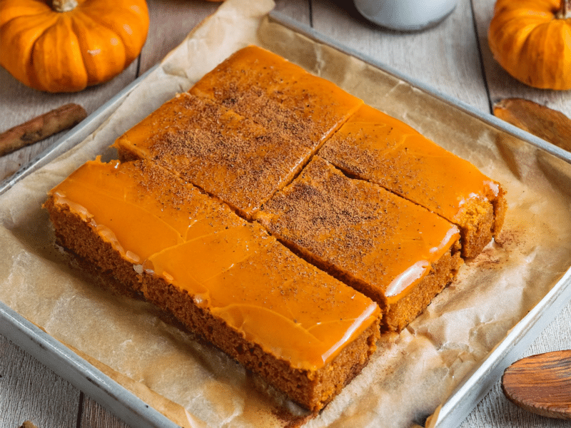 Sådan laver du café-favoritten Pumpkin Spice Latte om til en uimodståelig efterårskage!